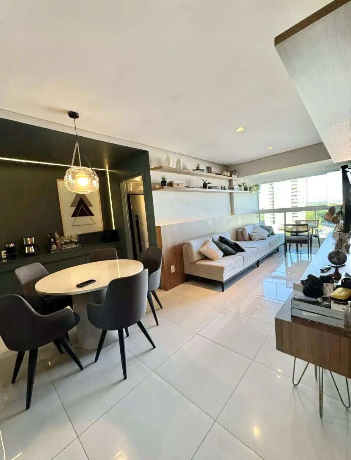 Apartamento com suíte e varanda no Condomínio Jaime Gusmão - Edjalma Alcântara - Corretora de Imóveis