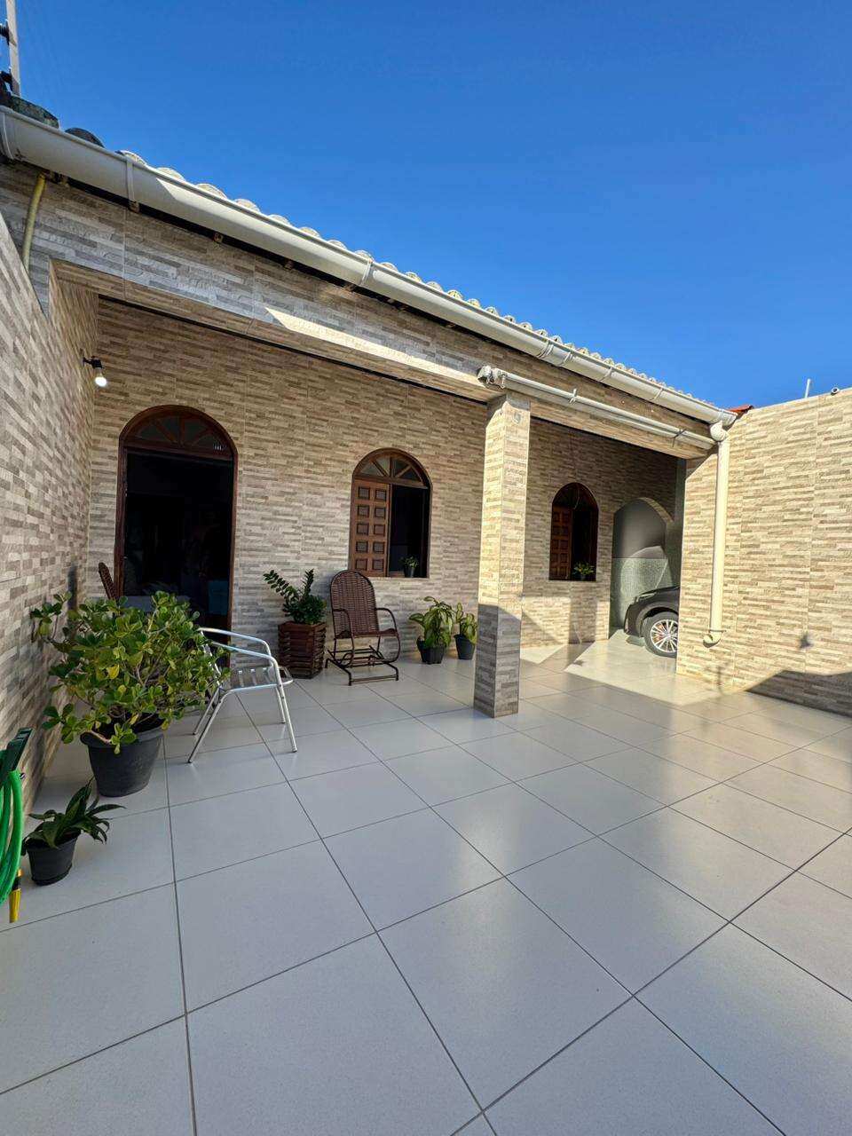 Casa Ampla à Venda no Orlando Dantas – 2 Quartos com Suíte e 3 Vagas de Garagem - Edjalma Alcântara - Corretora de Imóveis