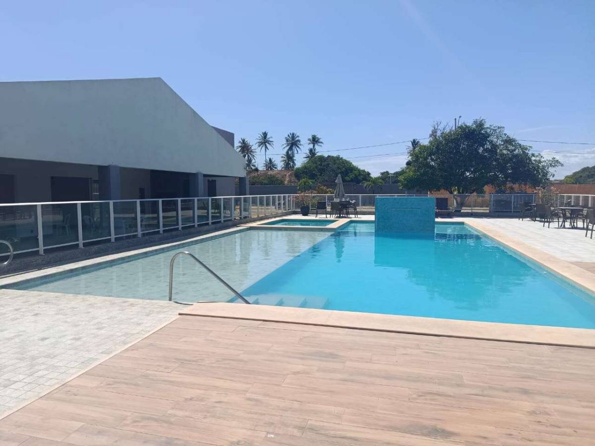 BELÍSSIMA CASA À VENDA EM CONDOMÍNIO FECHADO | ARUANA | 3 QUARTOS, SENDO 2 SUÍTES | TERRENO DE 360 M² - Edjalma Alcântara - Corretora de Imóveis